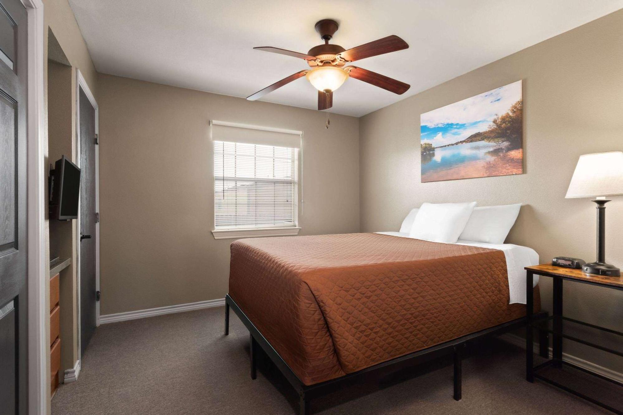 Eagle'S Den Suites Cotulla A Travelodge By Wyndham Eksteriør billede