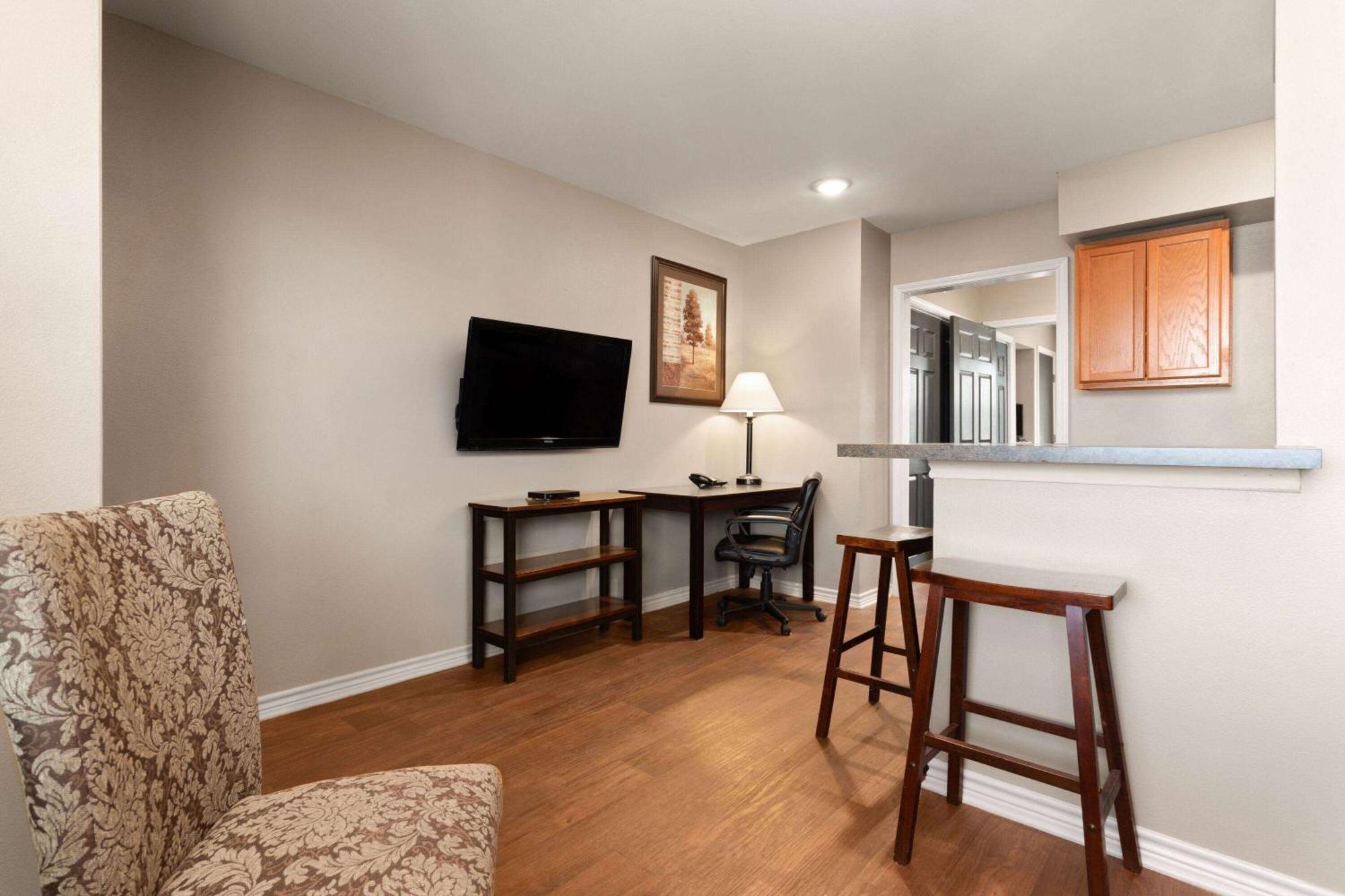 Eagle'S Den Suites Cotulla A Travelodge By Wyndham Eksteriør billede