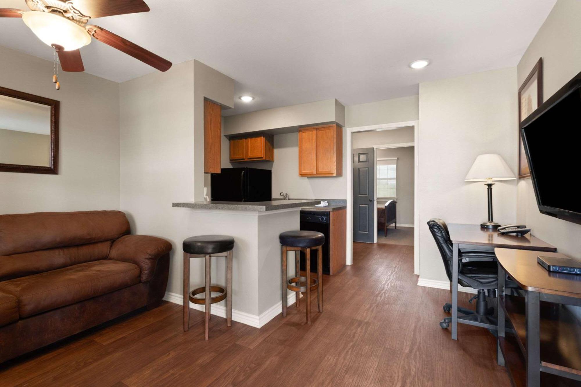 Eagle'S Den Suites Cotulla A Travelodge By Wyndham Eksteriør billede