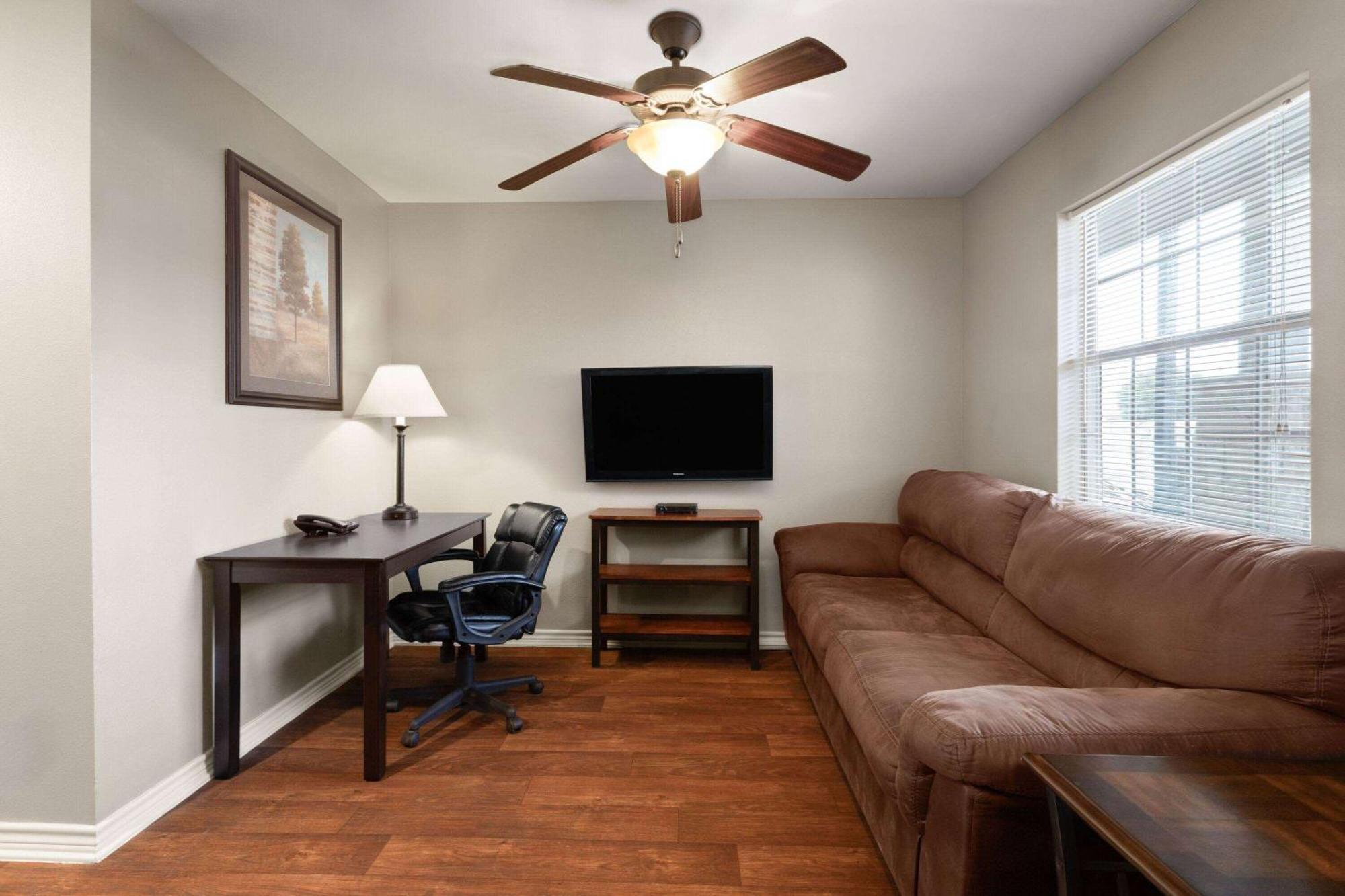 Eagle'S Den Suites Cotulla A Travelodge By Wyndham Eksteriør billede