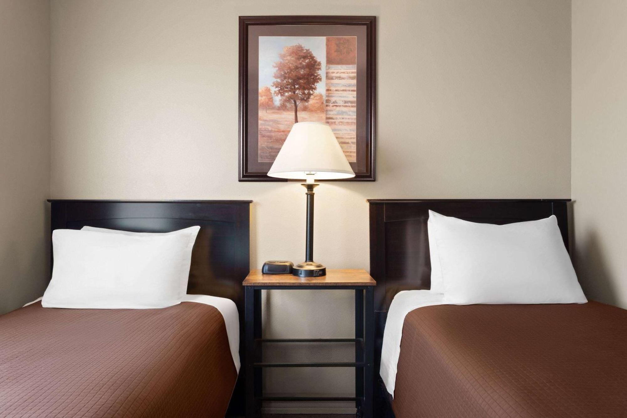 Eagle'S Den Suites Cotulla A Travelodge By Wyndham Eksteriør billede