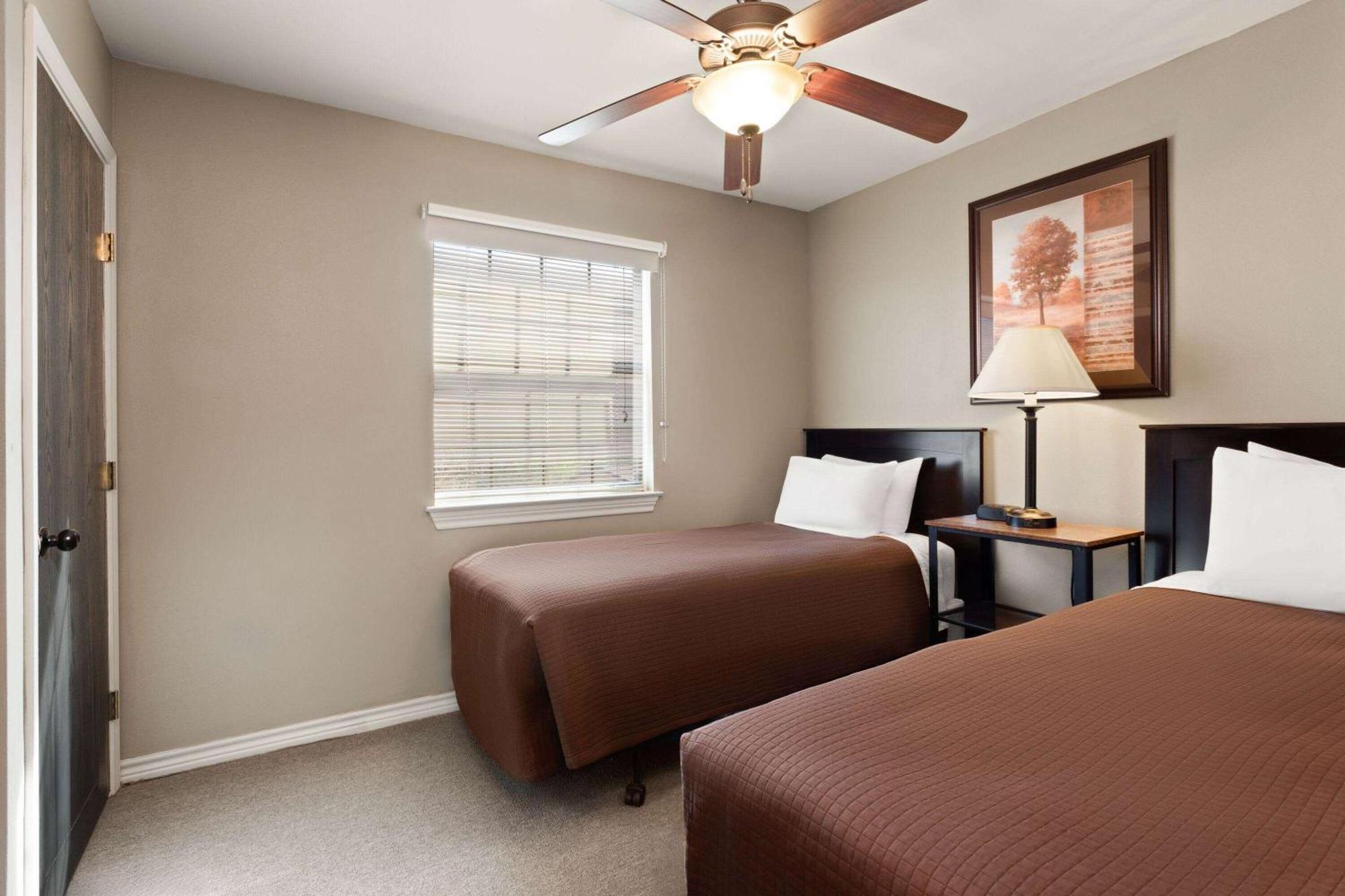 Eagle'S Den Suites Cotulla A Travelodge By Wyndham Eksteriør billede
