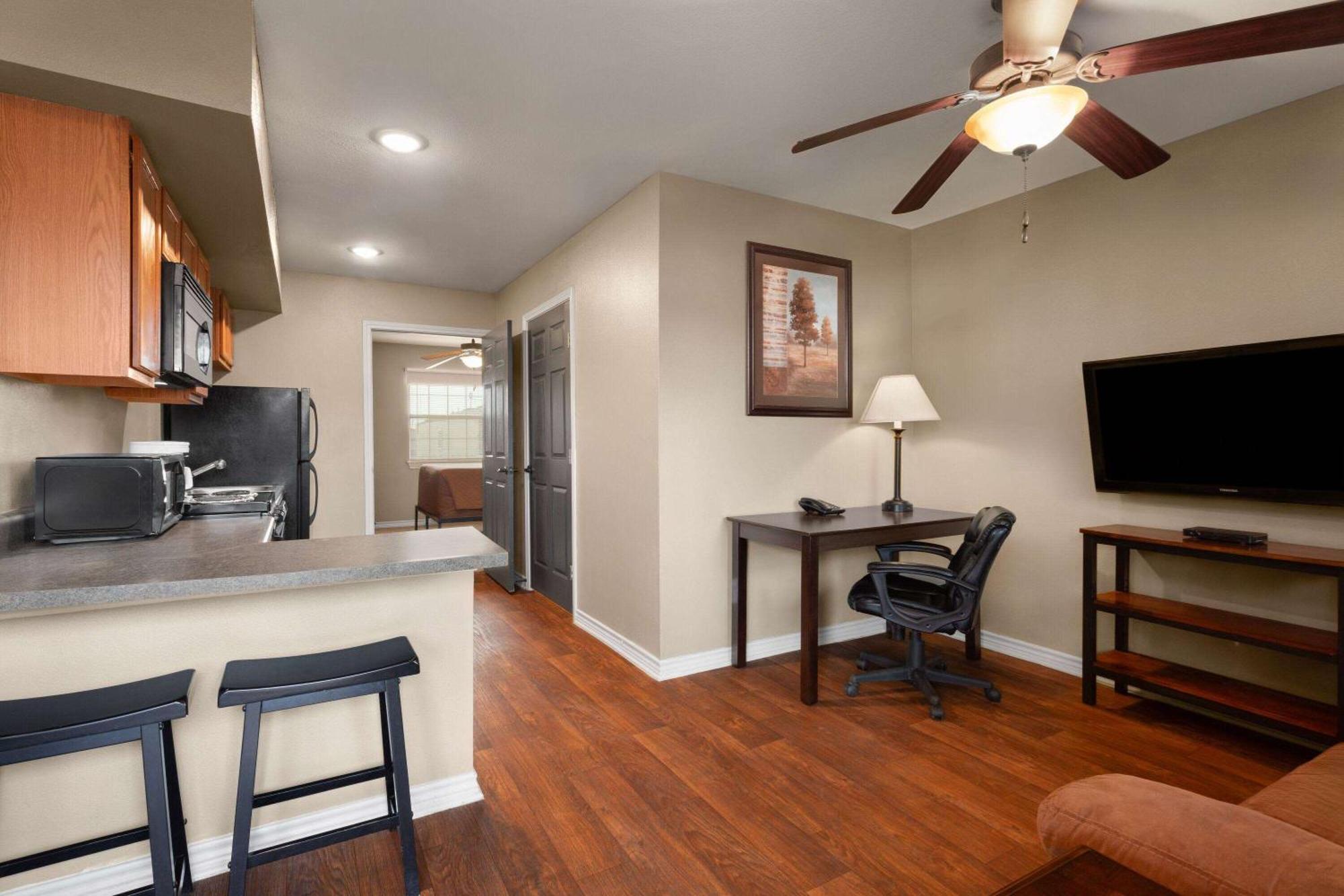 Eagle'S Den Suites Cotulla A Travelodge By Wyndham Eksteriør billede