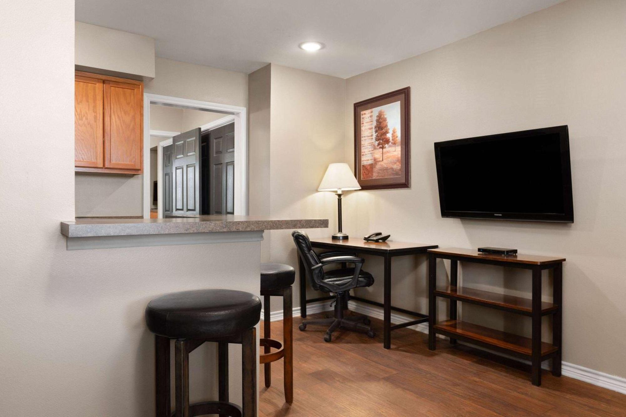 Eagle'S Den Suites Cotulla A Travelodge By Wyndham Eksteriør billede