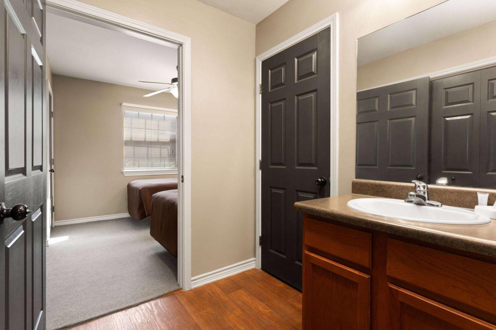 Eagle'S Den Suites Cotulla A Travelodge By Wyndham Eksteriør billede