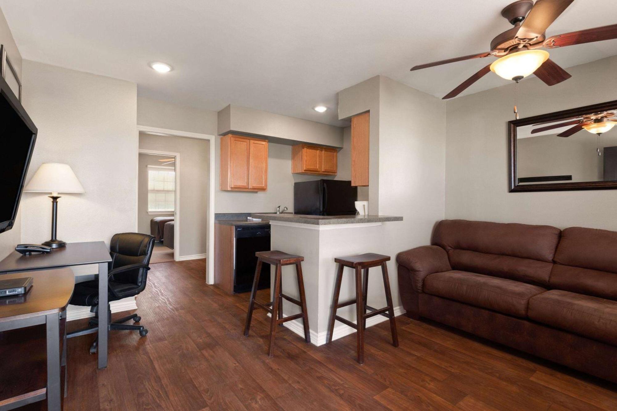 Eagle'S Den Suites Cotulla A Travelodge By Wyndham Eksteriør billede