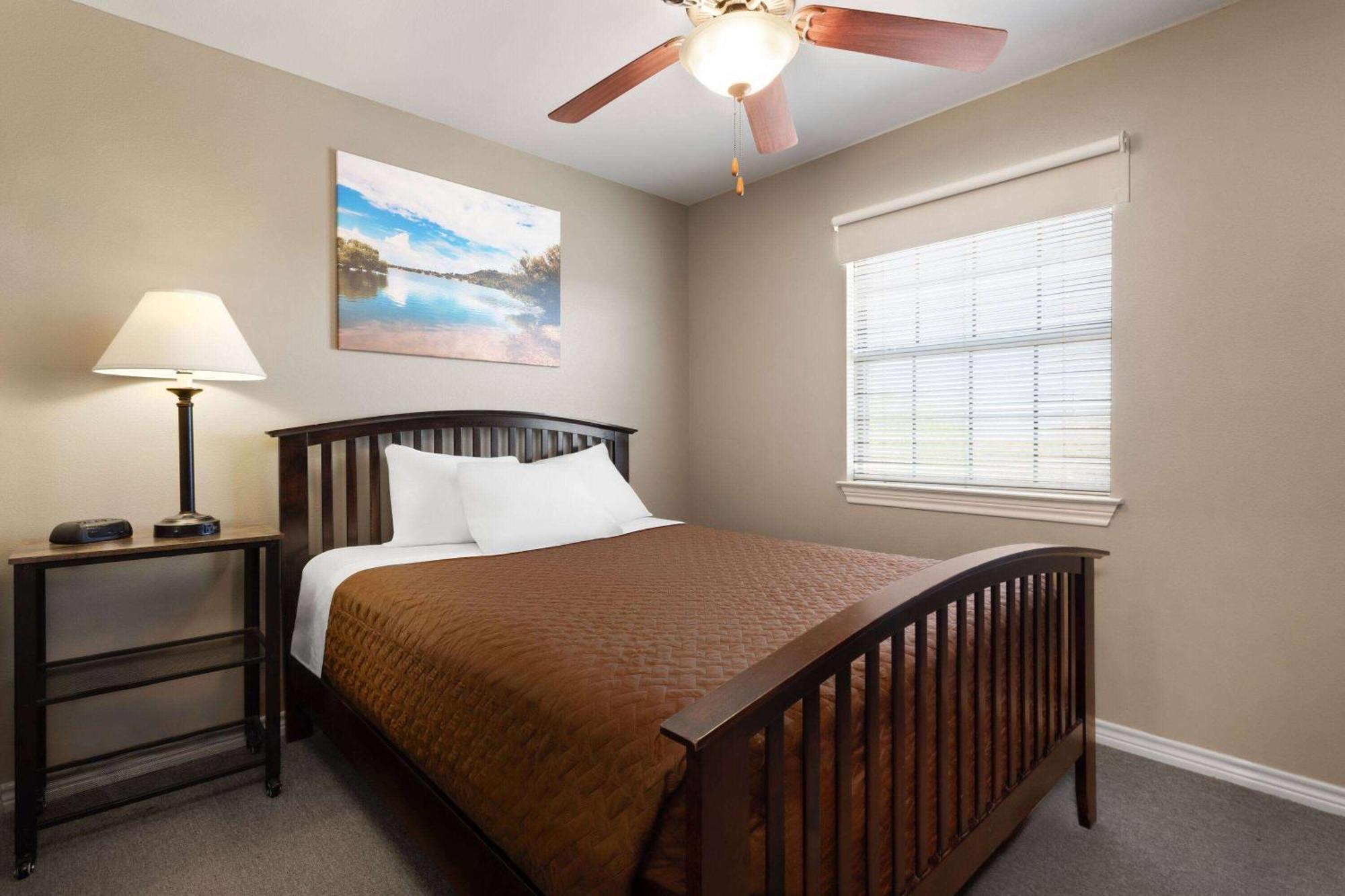 Eagle'S Den Suites Cotulla A Travelodge By Wyndham Eksteriør billede