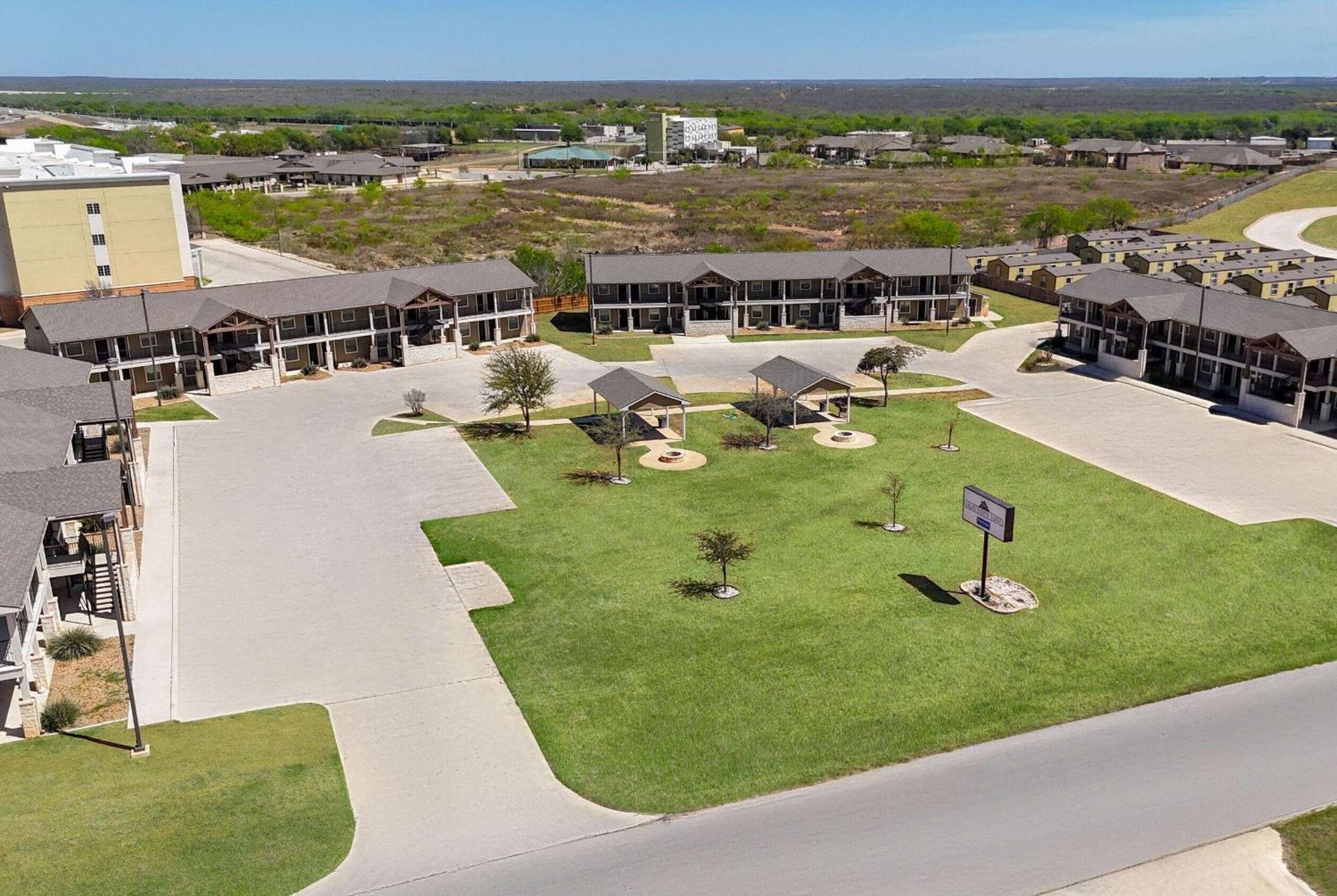 Eagle'S Den Suites Cotulla A Travelodge By Wyndham Eksteriør billede