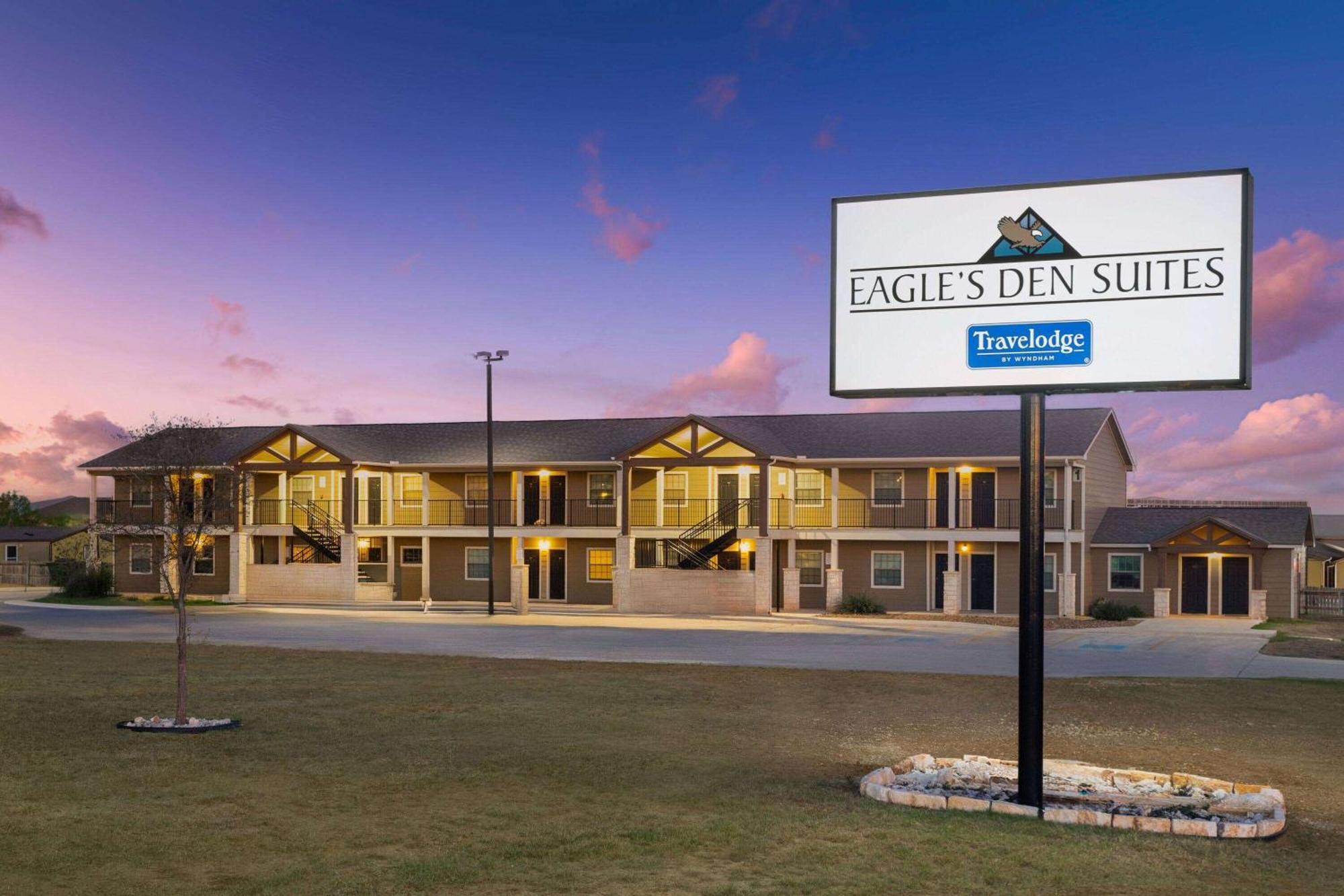 Eagle'S Den Suites Cotulla A Travelodge By Wyndham Eksteriør billede