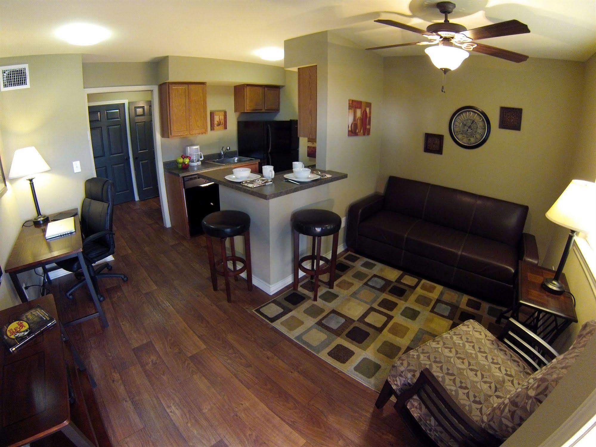 Eagle'S Den Suites Cotulla A Travelodge By Wyndham Eksteriør billede