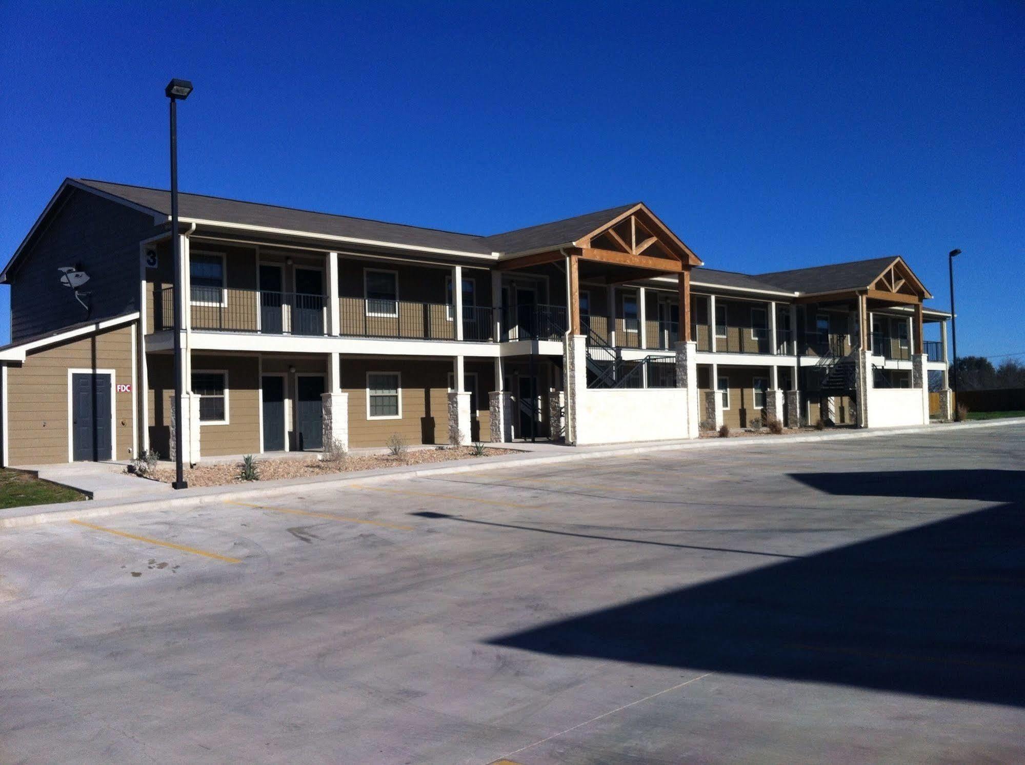 Eagle'S Den Suites Cotulla A Travelodge By Wyndham Eksteriør billede