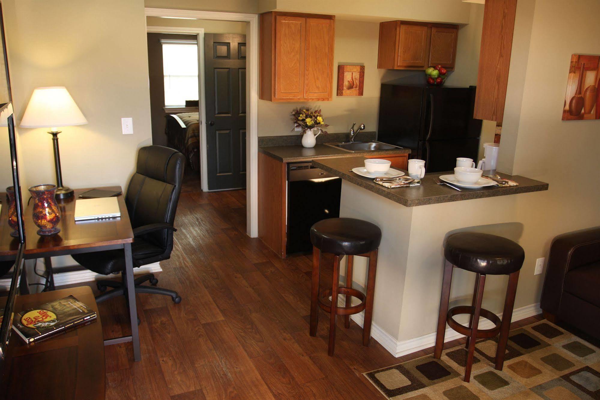 Eagle'S Den Suites Cotulla A Travelodge By Wyndham Eksteriør billede