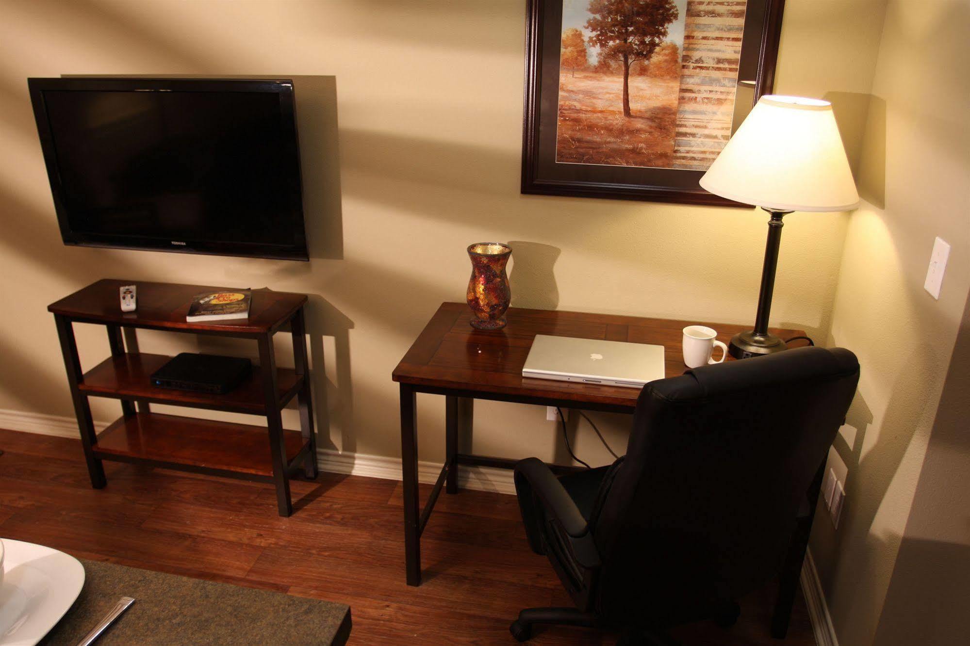 Eagle'S Den Suites Cotulla A Travelodge By Wyndham Eksteriør billede