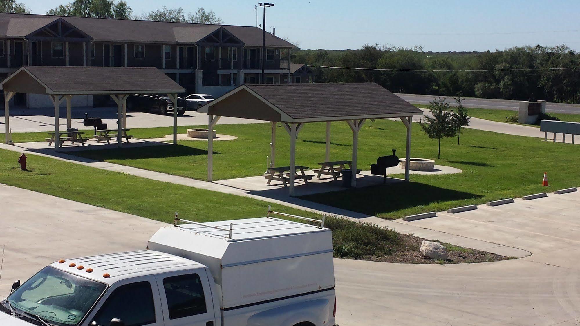 Eagle'S Den Suites Cotulla A Travelodge By Wyndham Eksteriør billede
