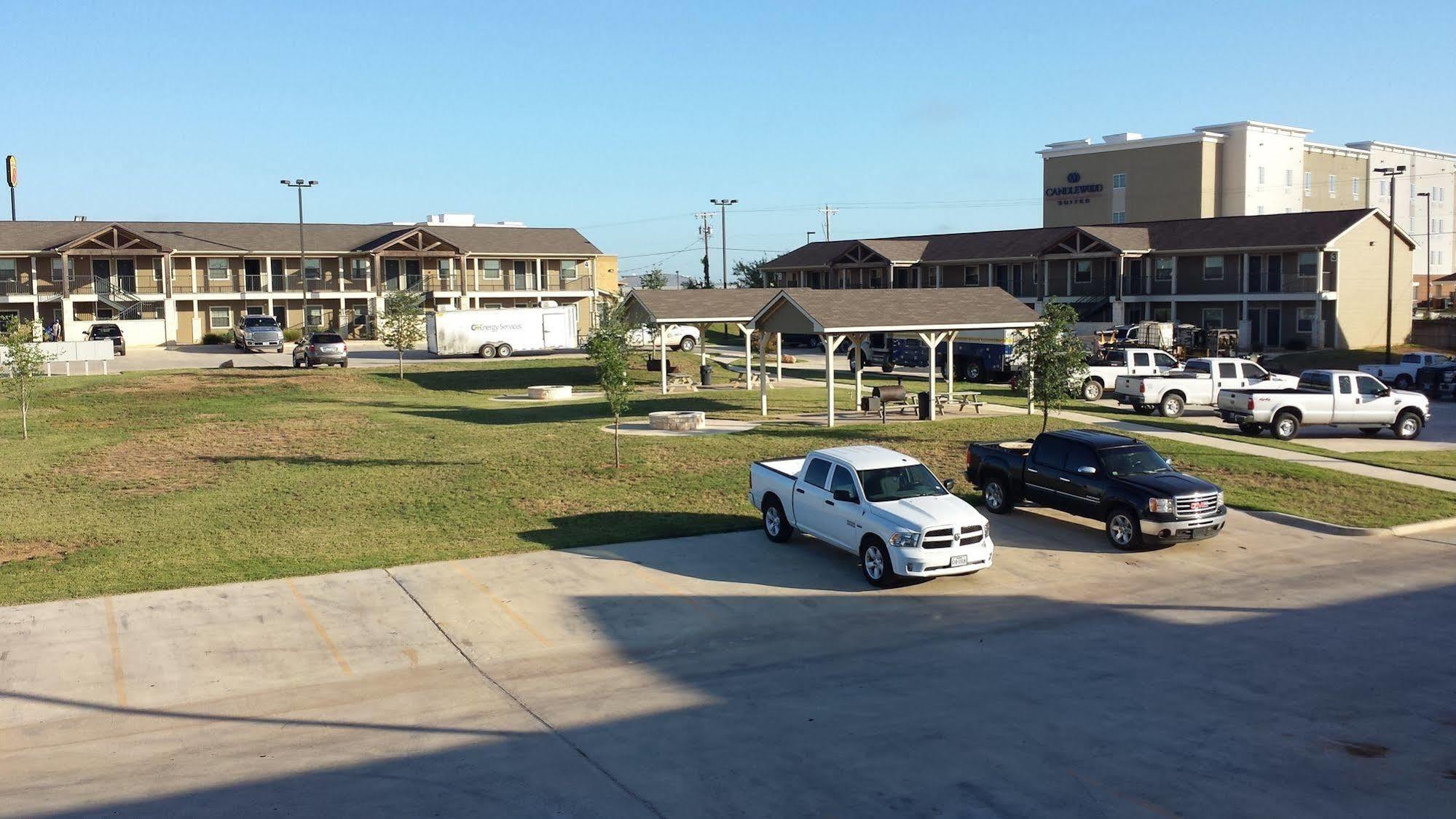 Eagle'S Den Suites Cotulla A Travelodge By Wyndham Eksteriør billede